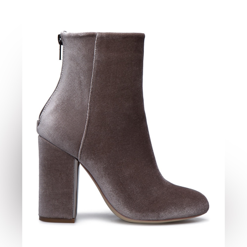 NWT ShoeDazzle Women’s Nakita Bootie in Taupe